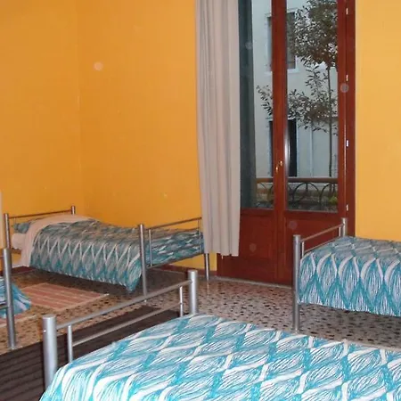Youth Palace Hostal *