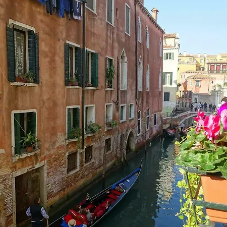Youth Palace Hostal Venecia