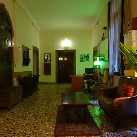 Hostal Youth Palace *